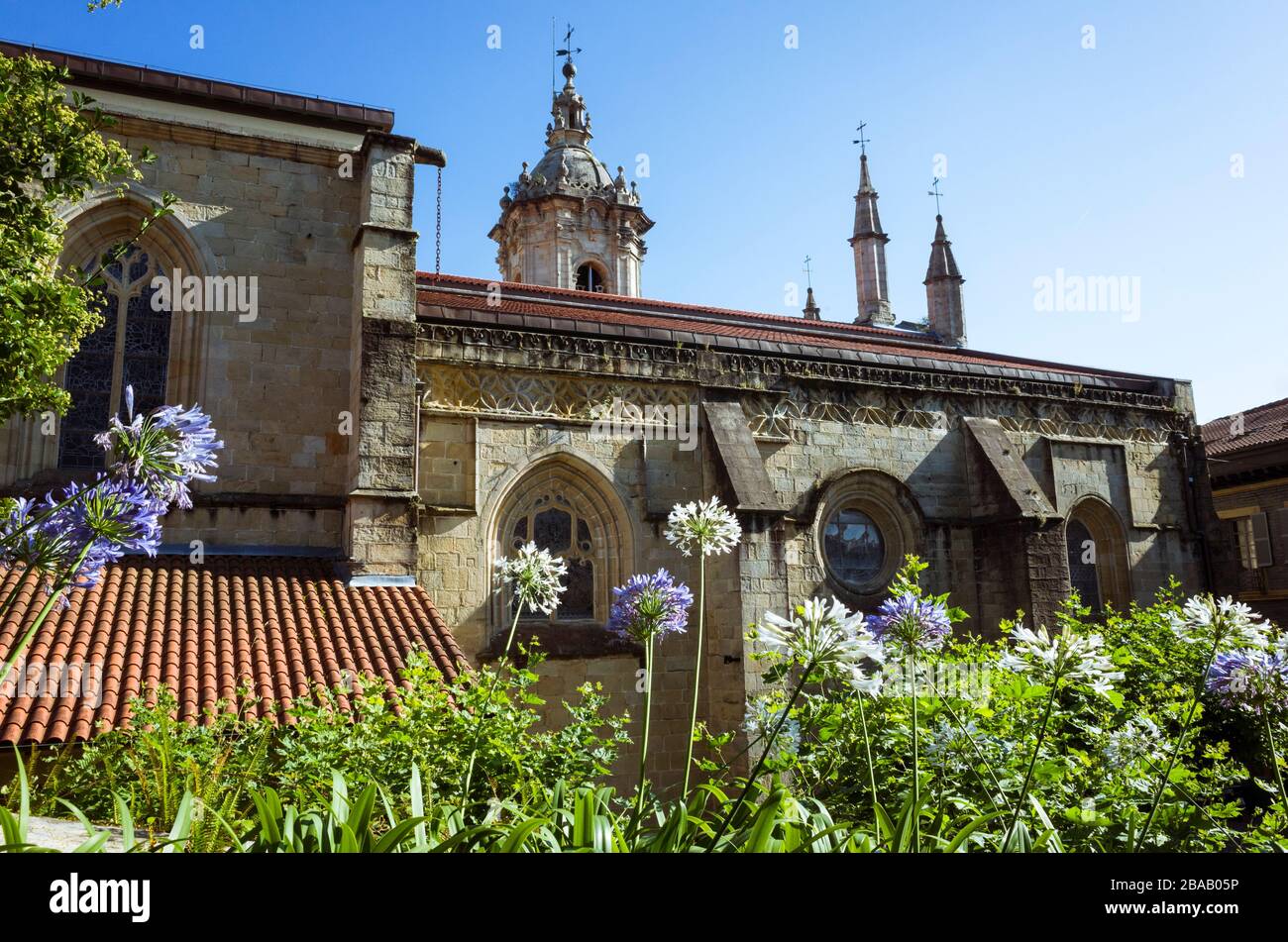 Hondarribia, Gipuzkoa, Basque Country, Spain - July 18th, 2019 : Gothic church and Baroque bell tower of Santa Maria de la Asunción y del Manzano. Stock Photo