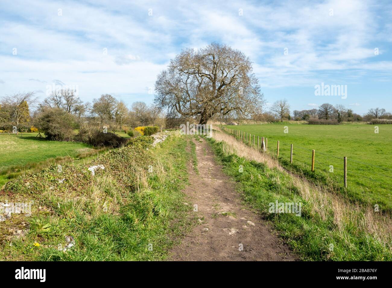Footpath around the Silchester Roman Town Wall in Hampshire, UK Stock ...