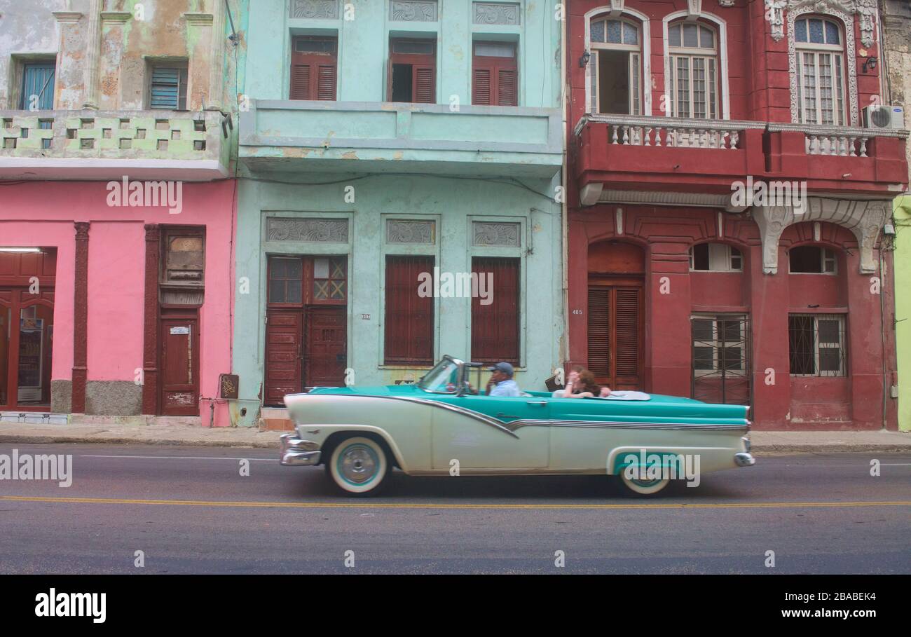 Vintage automobiles and crumbling colonial architecture, Havana, Cuba Stock Photo