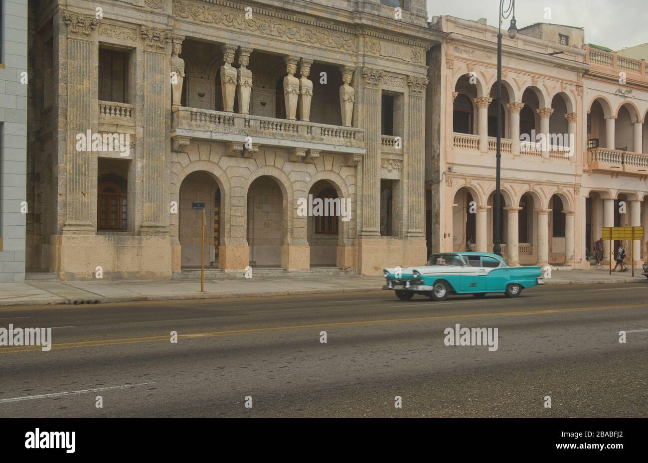 Vintage automobiles and crumbling colonial architecture, Havana, Cuba Stock Photo