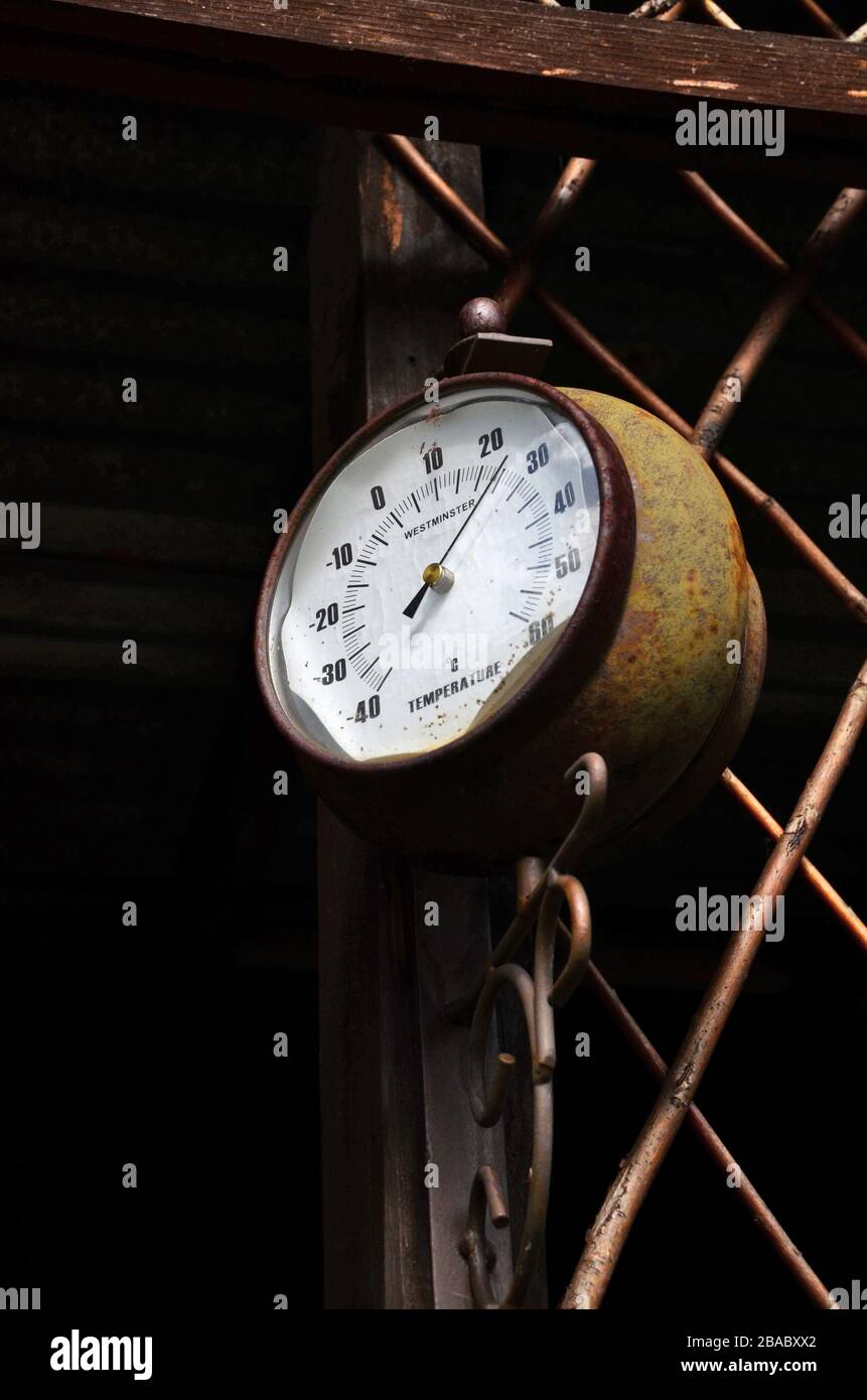 Old temperature gauge hi-res stock photography and images - Alamy