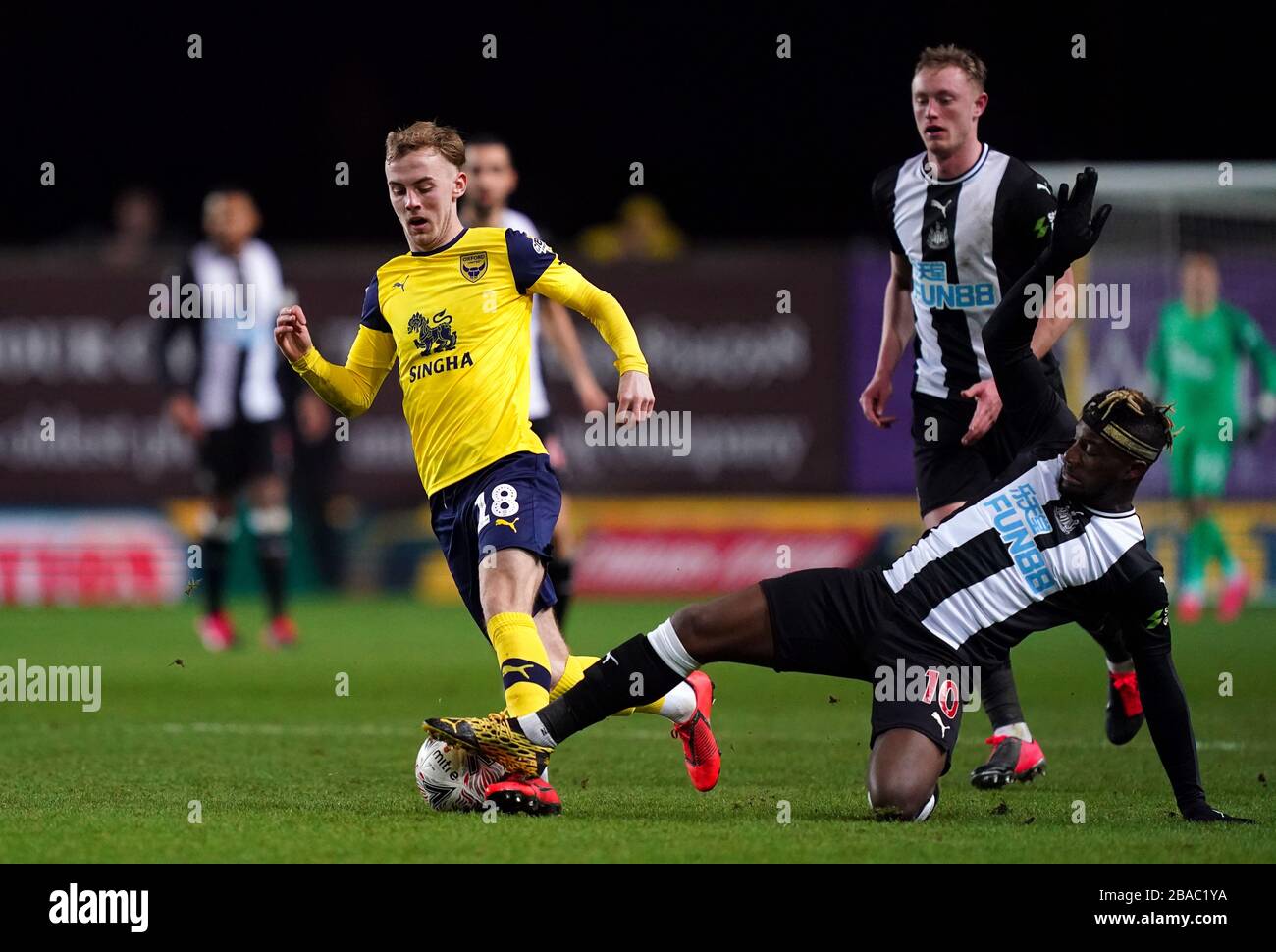 Oxford United's Mark Sykes (right) and Newcastle United's Allan Saint-Maximin battle for the ball Stock Photo