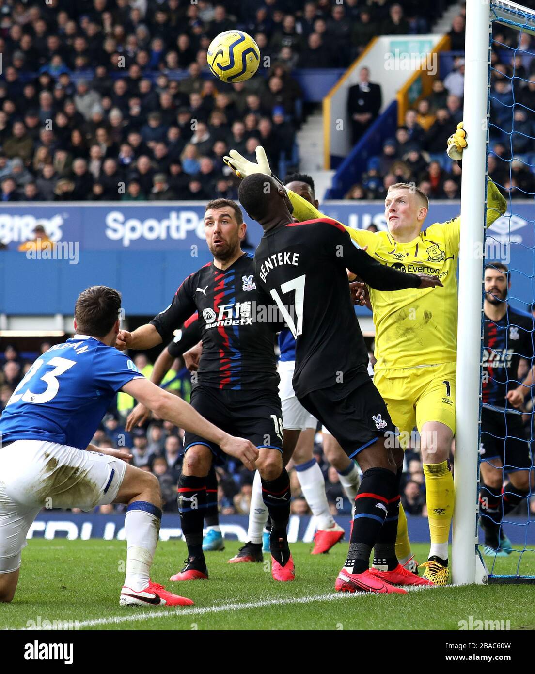 Everton's Jordan Pickford (right) reaches for the ball above Crystal Palace's Christian Benteke Stock Photo
