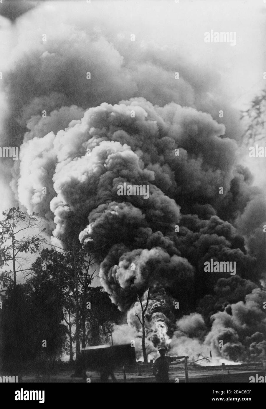 Huge oil gusher fire billows a monstrous column of roaring flame and smoke, August 1913. It started on Aug. 7, at the Star Oil Co. Loucke no. 3, in Mooringsport, Louisiana, and burned through 20,000 barrels per day  (BSLOC 2018 2 86) Stock Photo