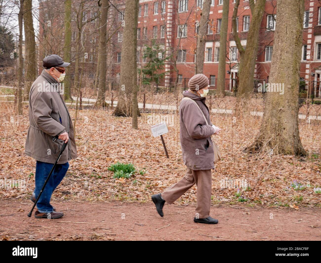 Elderly couple wearing masks hi-res stock photography and images - Alamy