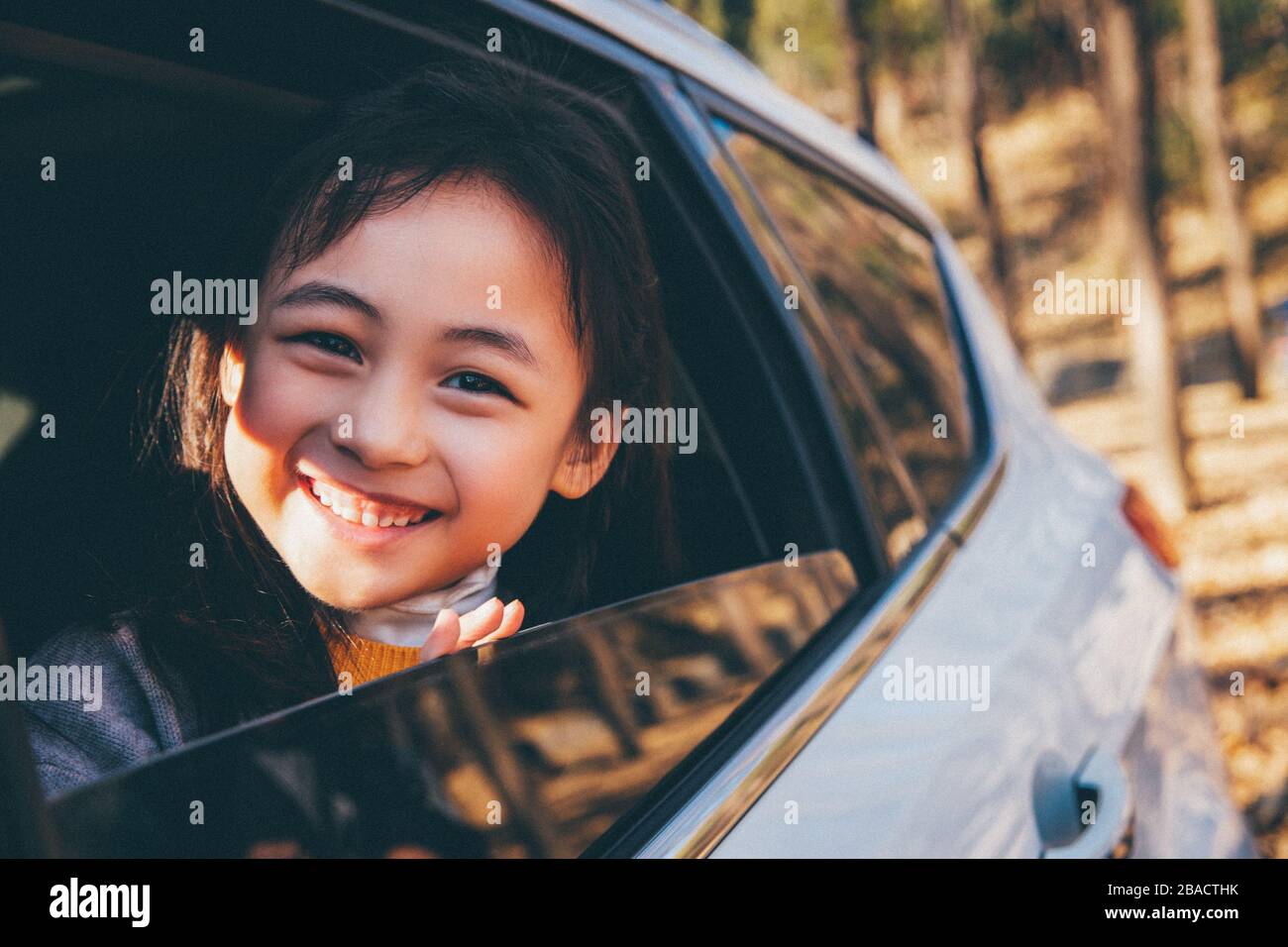 The little girl looked out through the window Stock Photo - Alamy