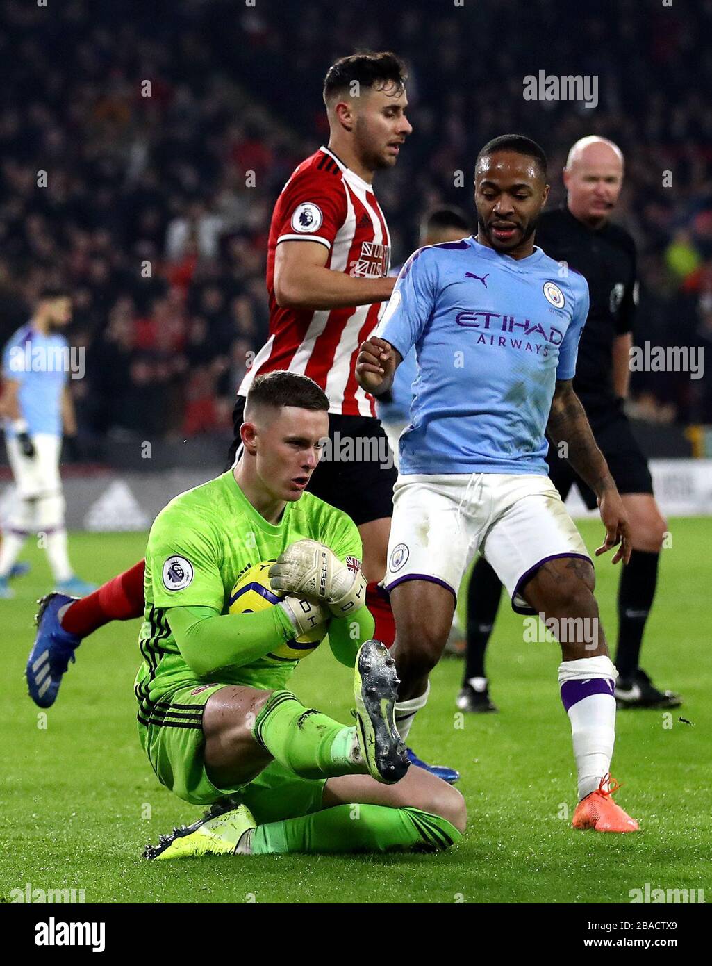 Sheffield United goalkeeper Dean Henderson and Manchester City's Raheem Sterling (right) battle for the ball Stock Photo