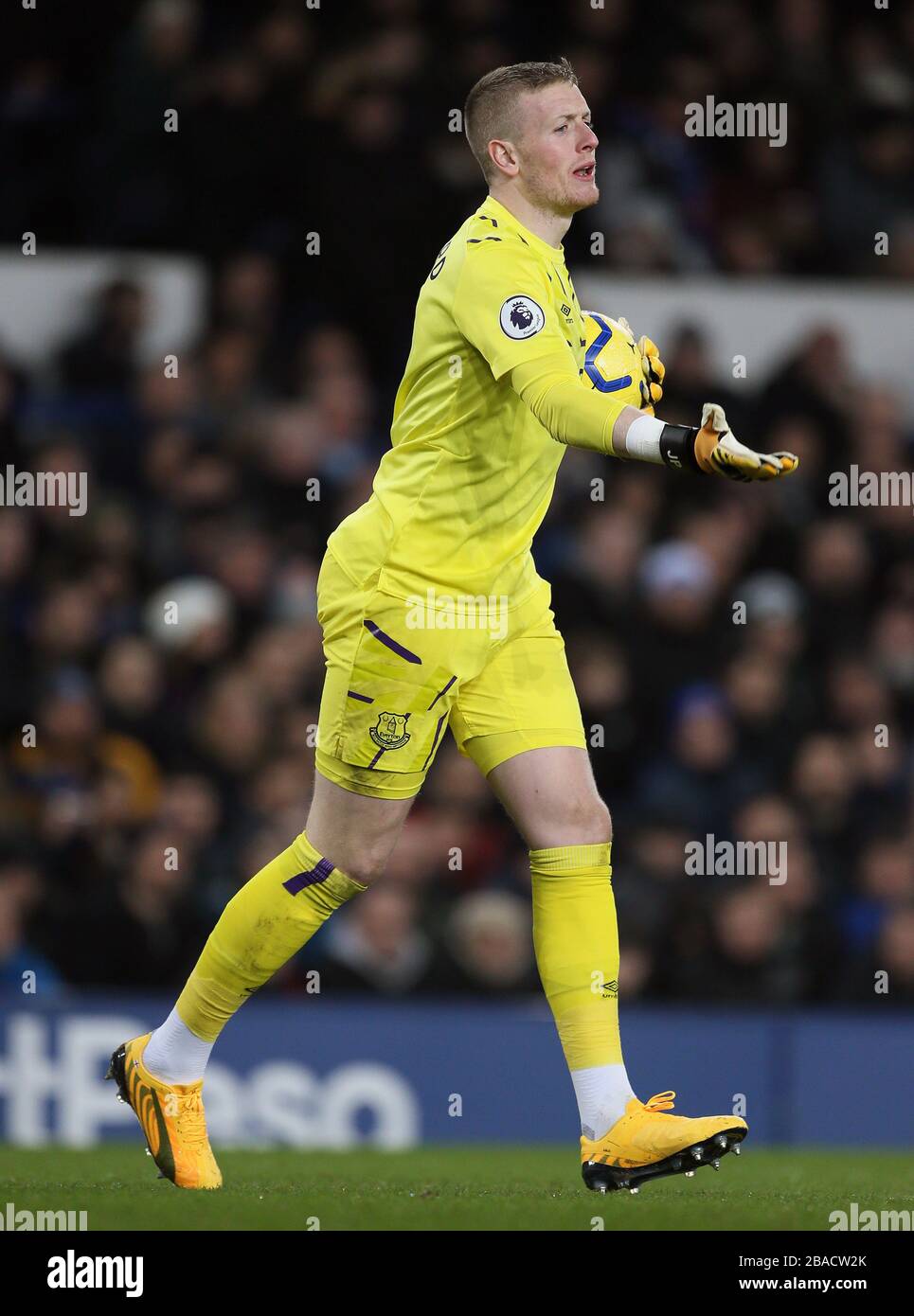 Everton goalkeeper Jordan Pickford gestures to his teammates Stock Photo