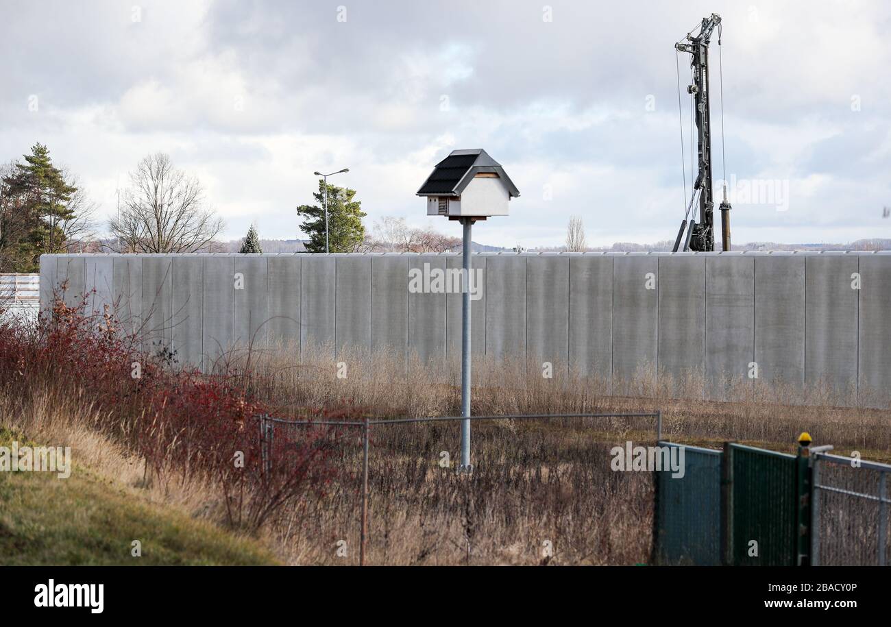 05 February 2020, Saxony, Zwickau: A six-metre high concrete wall encloses the site for the future two-country prison in Zwickau-Marienthal. The joint prison of Thuringia and Saxony has been under construction since the summer of 2019 and is scheduled to be completed by the end of 2023. Construction was originally scheduled to start in 2017, but it should already be in operation by now. However, the demolition of old foundations on the site of the former railway repair works and the futile search for a general contractor had delayed the planning. The costs rose from 150 to 174 million euros. O Stock Photo