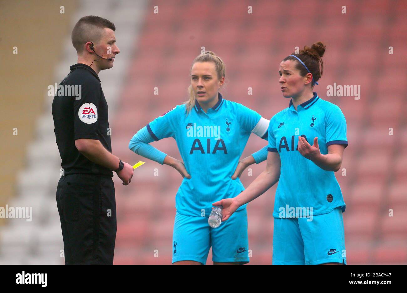 Referee Marc Edwards (left) speaks with Josie Green (centre) and Emma Mitchell Stock Photo