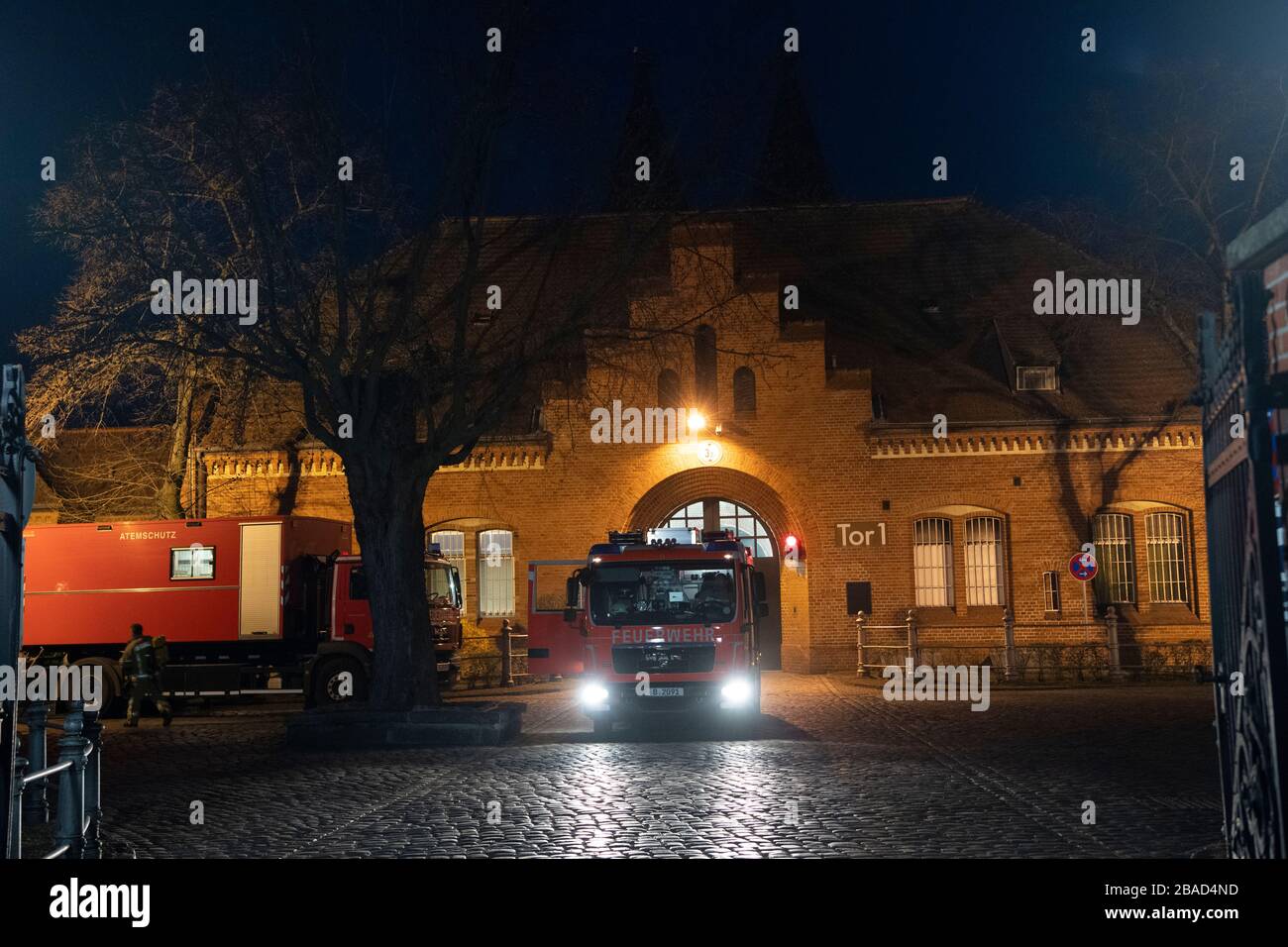 Berlin, Germany. 27th Mar, 2020. Emergency vehicles of the fire brigade leave the Tegel correctional facility in the morning. For reasons as yet unknown, a fire broke out in a cell block early this morning. One person was killed. Credit: Paul Zinken/dpa-zb-Zentralbild/dpa/Alamy Live News Stock Photo