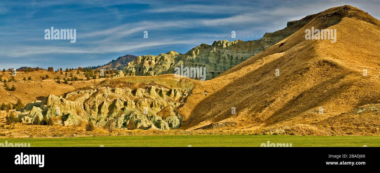 Blue Basin Area, John Day River Valley at John Day Fossil Beds National Monument, Sheep Rock Unit, view from Journey Through Time Scenic Byway, Oregon Stock Photo
