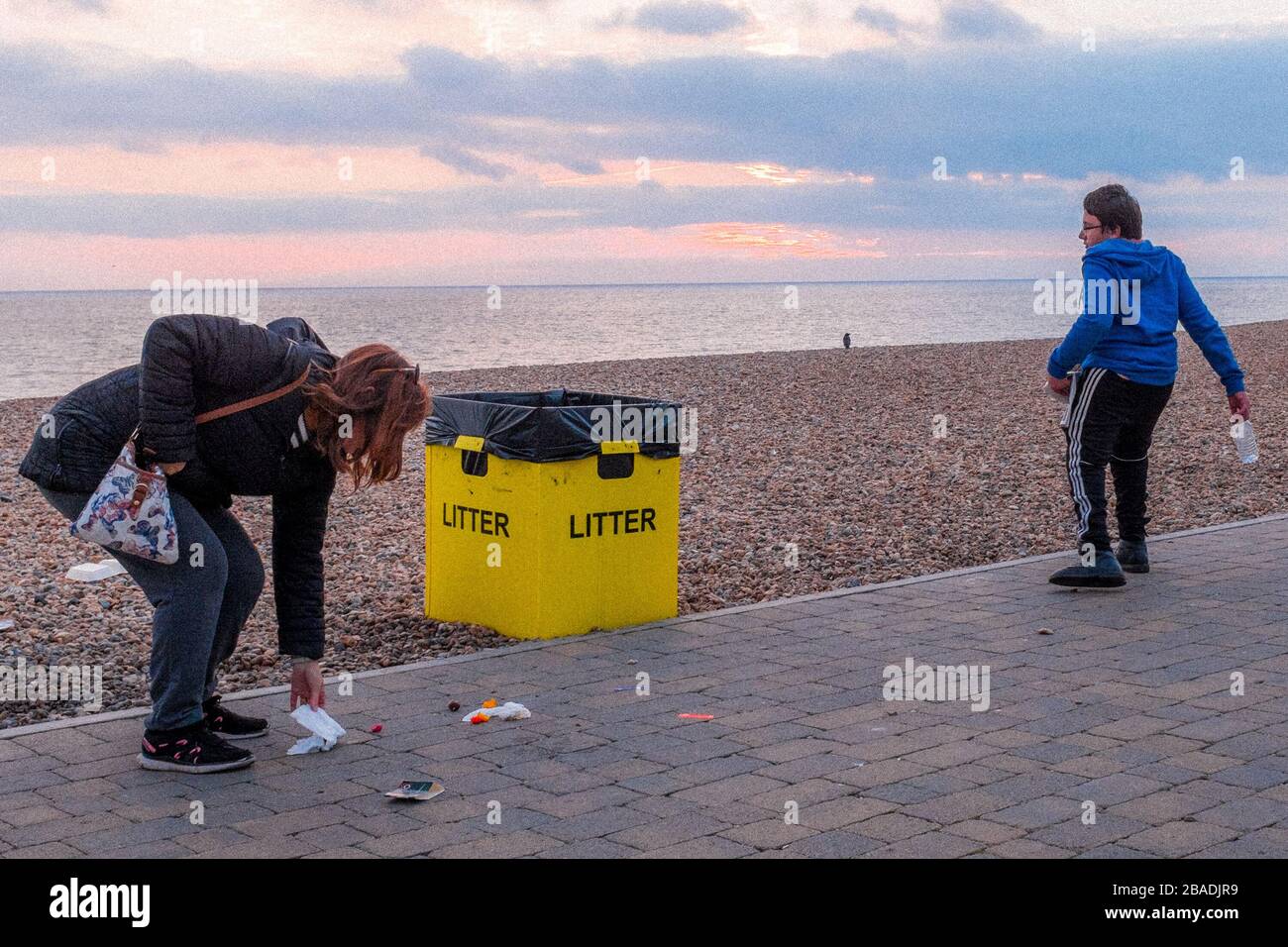 Put litter in bin hi-res stock photography and images - Alamy