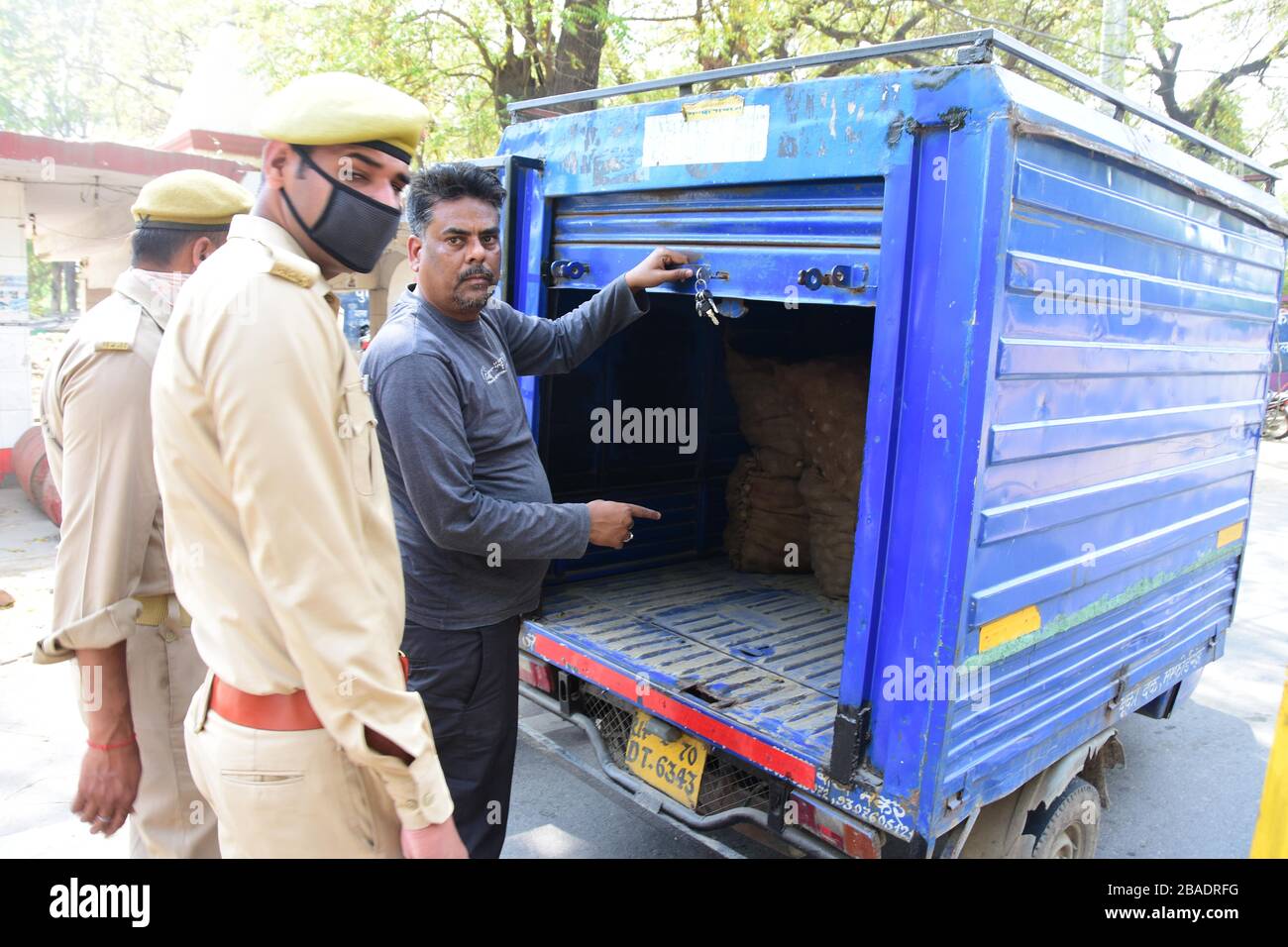 India tempo hi-res stock photography and images - Alamy