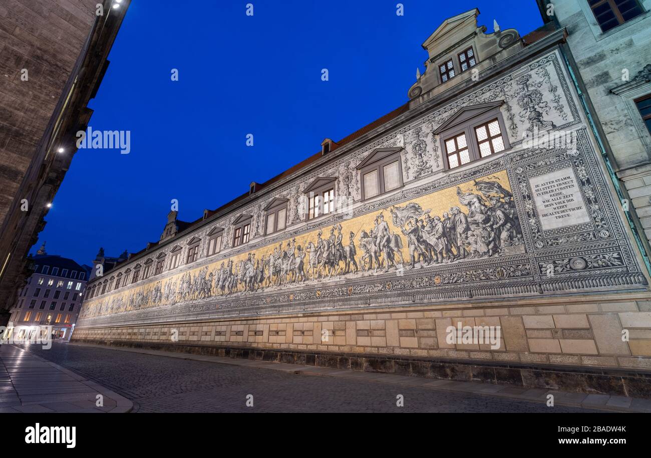 Dresden, Germany. 26th Mar, 2020. The Fürstenzug in the evening is deserted. To contain the coronavirus, Saxony now bans all gatherings of three or more people in public. Credit: Robert Michael/dpa-Zentralbild/dpa/Alamy Live News Stock Photo