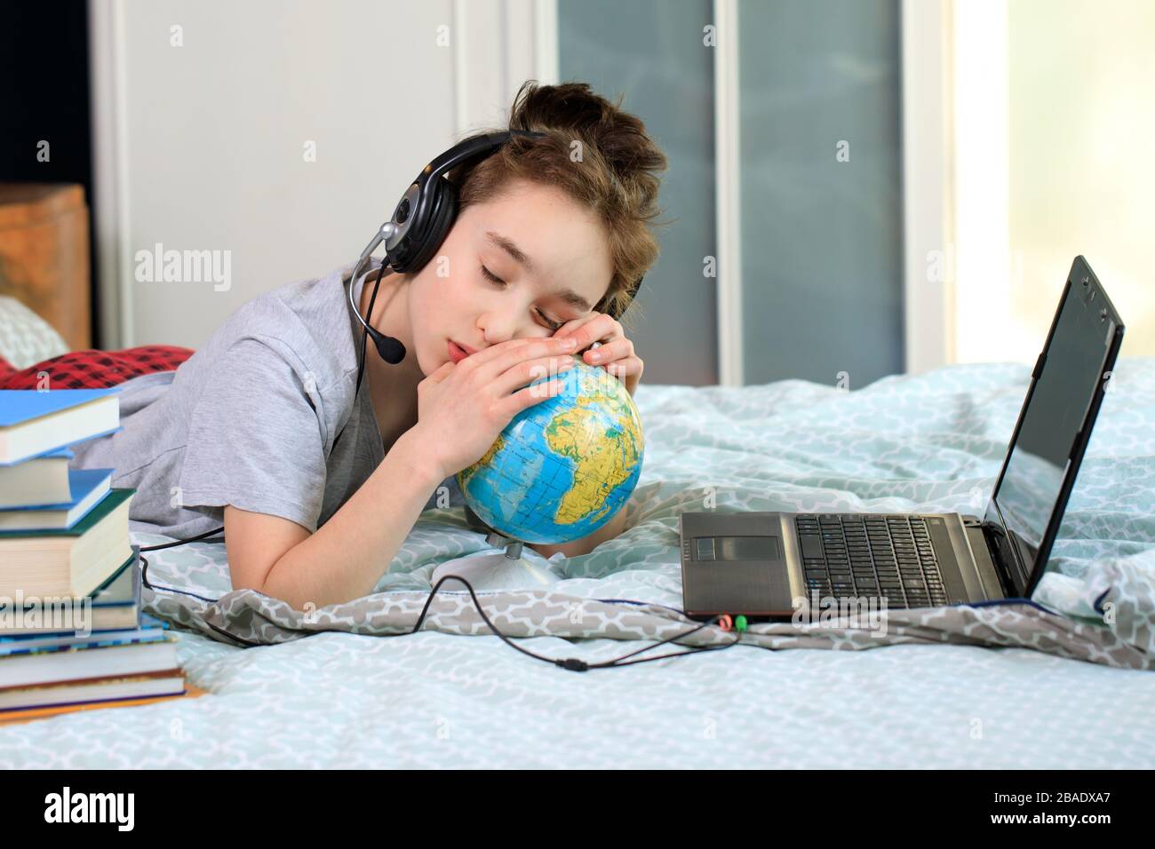 Сбой в сети картинки. Человек за компьютером. Школьник за компом. Интернет аддикция. Формы интернет-мошенничества.