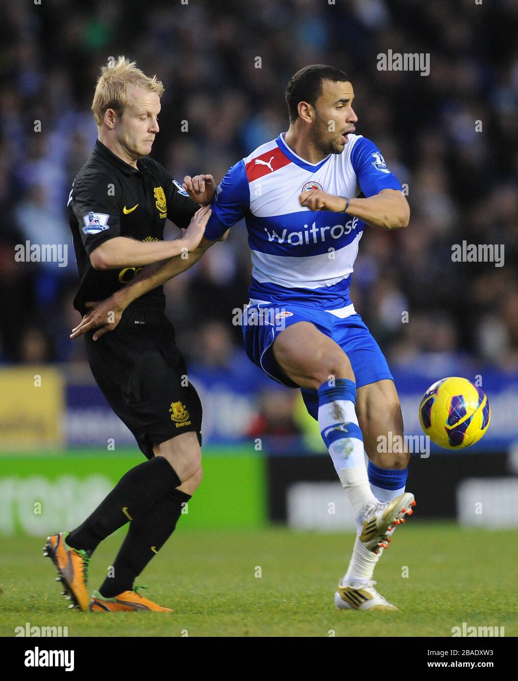 Reading's Hal Robson-Kanu and Everton's Steven Naismith battle for the ball Stock Photo