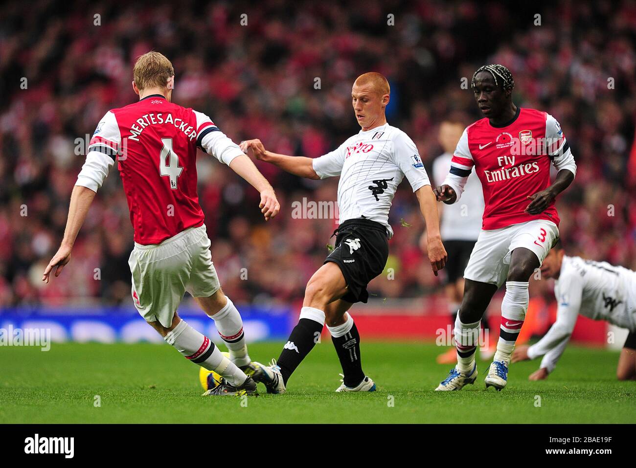 Fulham's Steve Sidwell (centre) battles for the ball with Arsenal's Bacary Sagna (right) and Per Mertesacker (left) Stock Photo
