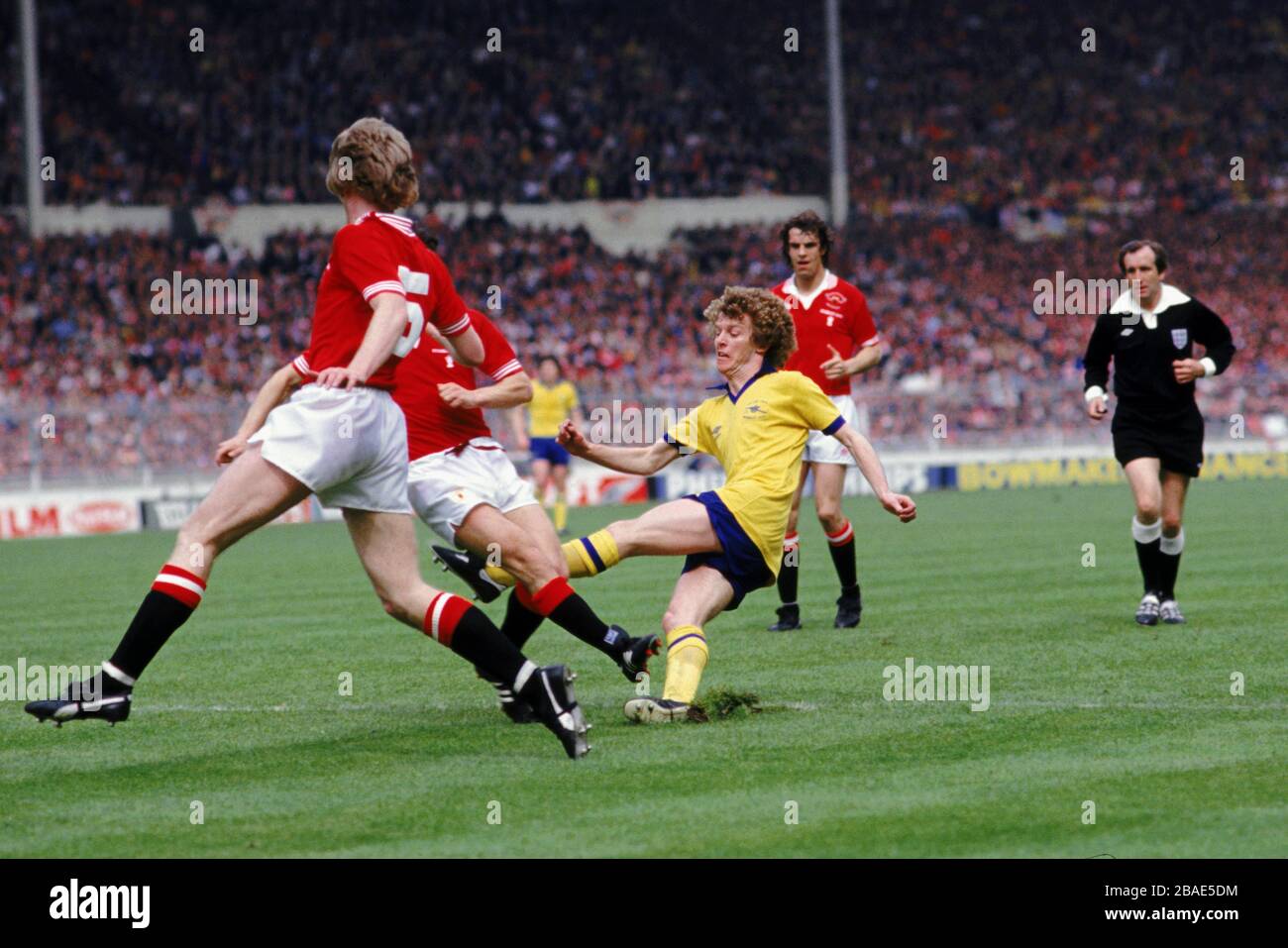Arsenal's Graham Rix shoots on the Manchester United goal Stock Photo ...