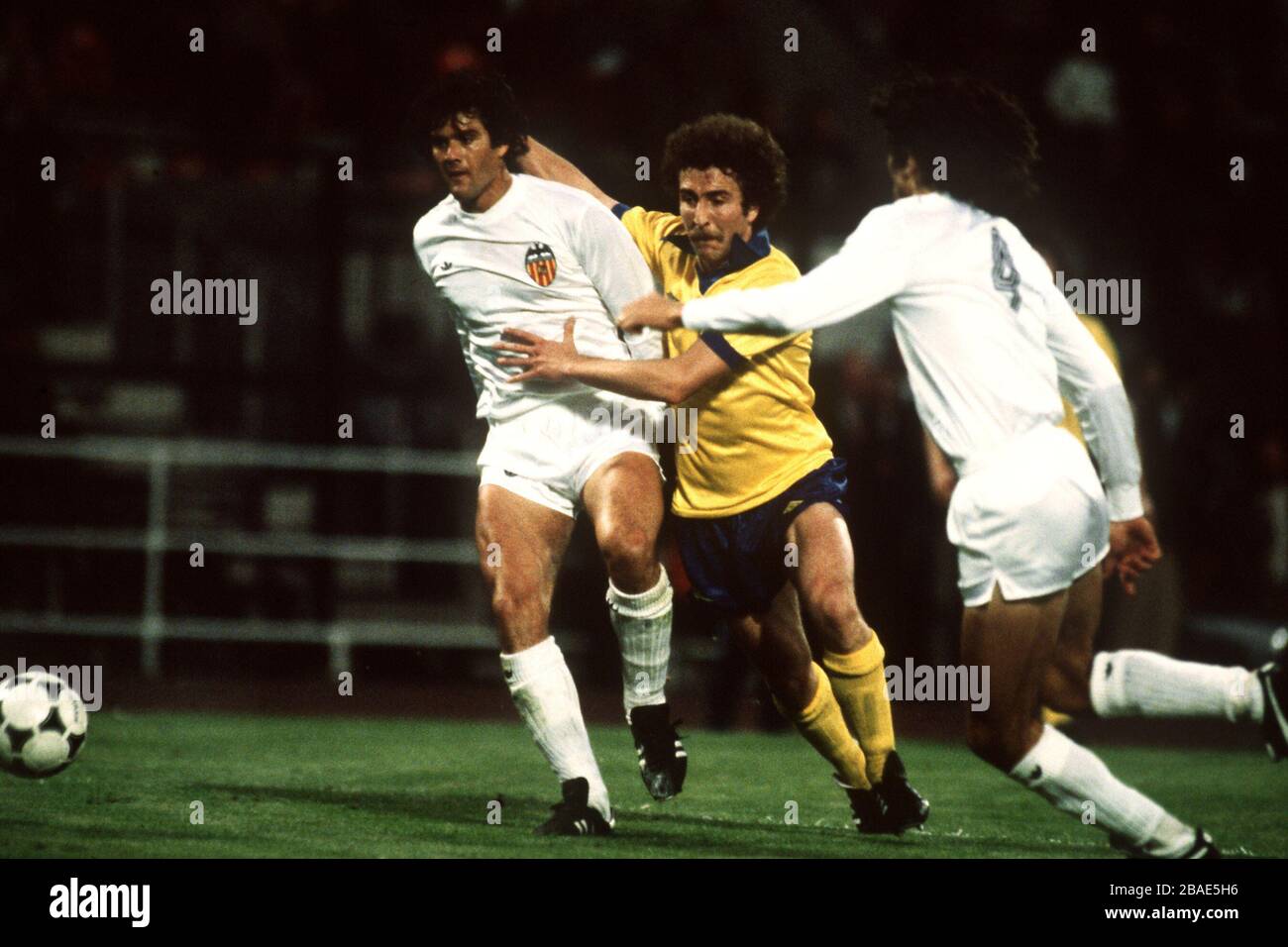 Valencia's Ricardo Arias and Manuel Botubot stop Arsenal's Alan Sunderland (c) Stock Photo