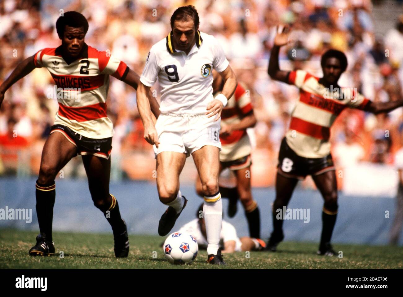 New York Cosmos Giorgio Chinaglia R Takes On The Fort Lauderdale Strikers Defence Stock Photo Alamy