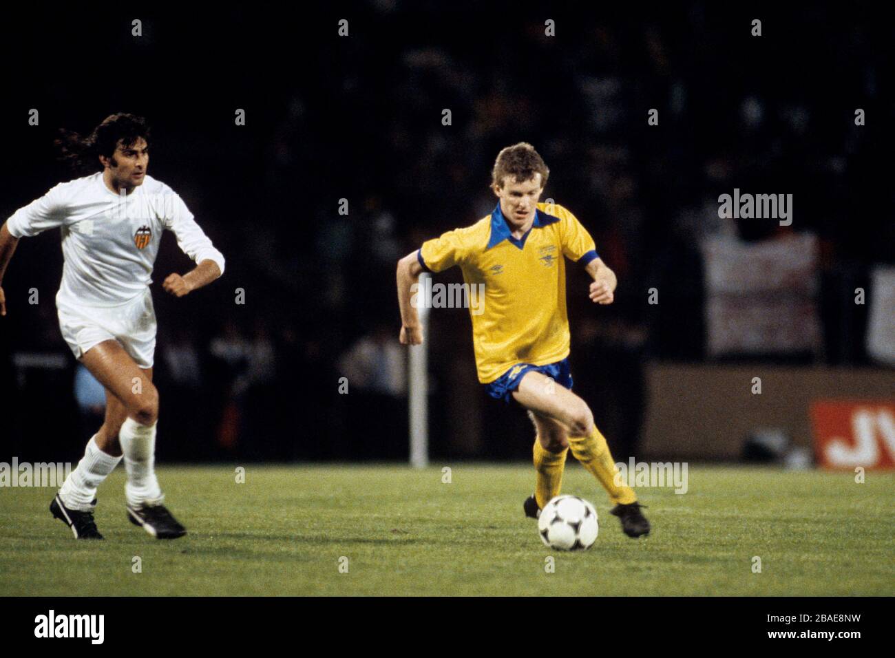 Arsenal's Graham Rix (r) moves forward as Valencia's Mario Kempes (l ...