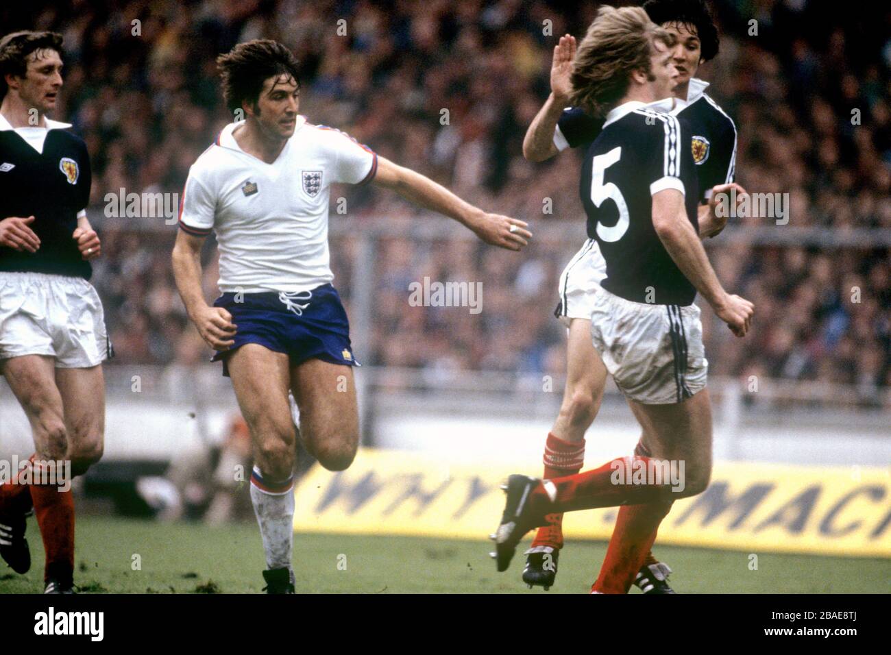 England's Bob Latchford (c) gets amongst Scotland's (l-r) Paul Hegarty, Gordon McQueen (5) and George Burley Stock Photo