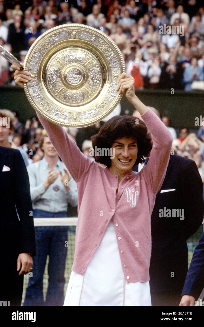 Virginia Wade with the Ladies Trophy at Wimbledon Stock Photo