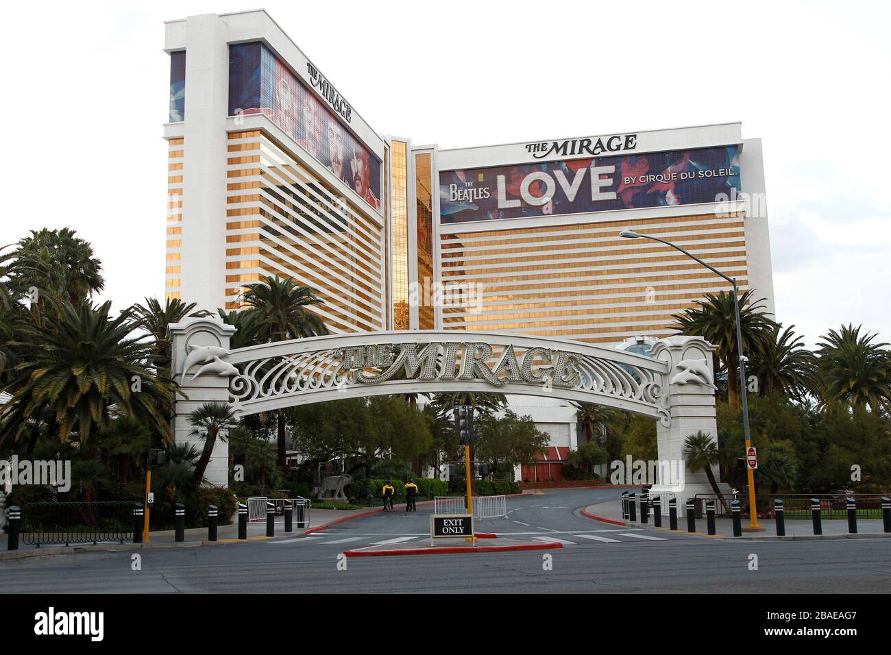 Las Vegas, United States. 26th Mar, 2020. Security guards stand at the front entrance of the Mirage Hotel and Casino during the Coronavirus shutdown of the Strip in Las Vegas, Nevada on Thursday, March 26, 2020. Photo by James Atoa/UPI Credit: UPI/Alamy Live News Stock Photo