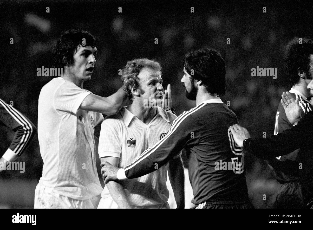 L-R) Leeds United's Joe Jordan and Billy Bremner try to pick a fight with  Bayern Munich's Gerd Muller Stock Photo - Alamy