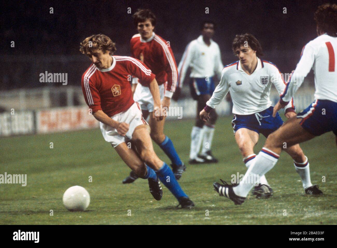 England's Viv Anderson watches the action from afar (c). (l-r) Czechoslovakia's Koloman Gogh, Marian Masny, and England's Steve Coppell and Bob Latchford Stock Photo