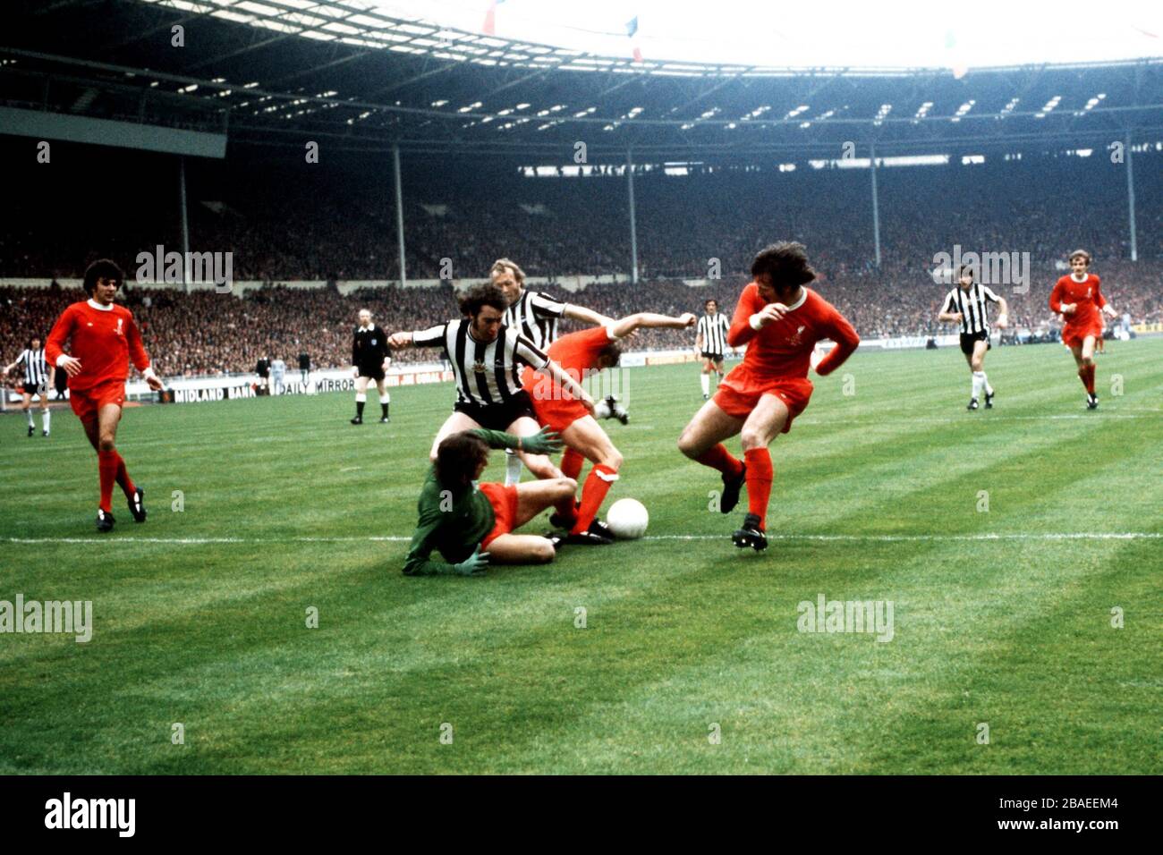 Liverpools Tommy Smith, Emlyn Hughes and Ray Clemence feed off an attack from John Tudor and Tommy Cassidy of Newcastle United Stock Photo