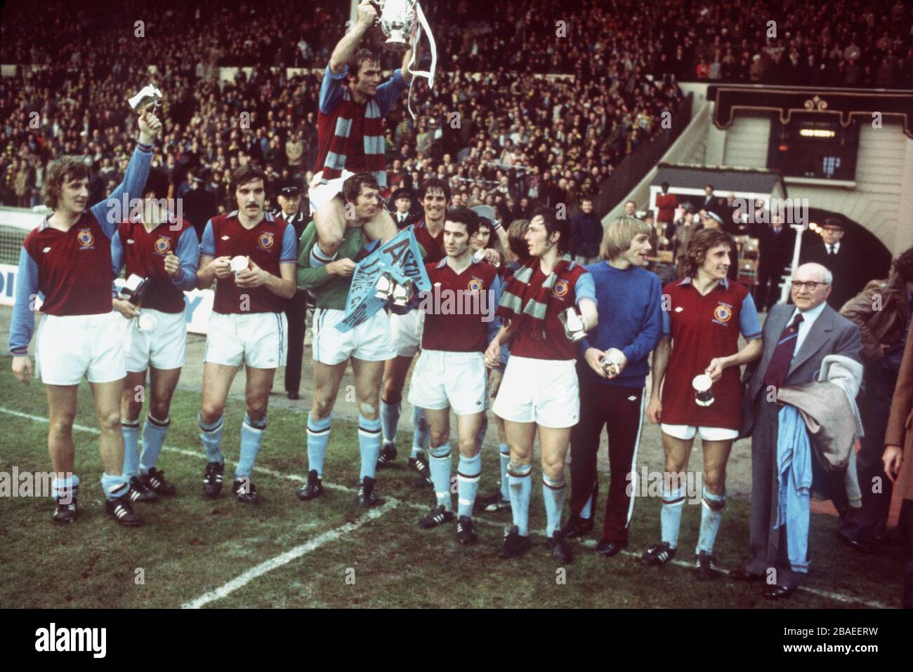 Aston Villa Team L-R:Ian Hamilton,Charlie Aitkin,Keith Leonard,Jim Cumbes,Ian Ross(with cup),Chris Nicholl,John Robson,Bobby McDonald,Alun Evans,Frank Carrodus Stock Photo