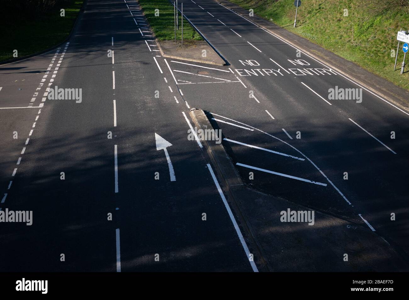 A road which is normally busy is seen empty in  Rickmansworth, Hertfordshire, UK, March 16, 2020 Photograph by © Suzanne Plunkett / eyevine  Contact e Stock Photo