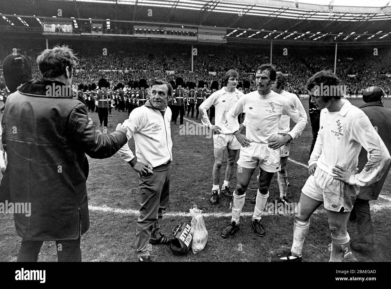 (L-R) Leeds United manager Don Revie tries to console trainer Les Cocker and players Allan Clarke, Paul Madeley, Mick Jones and Trevor Cherry after their shock 1-0 defeat Stock Photo
