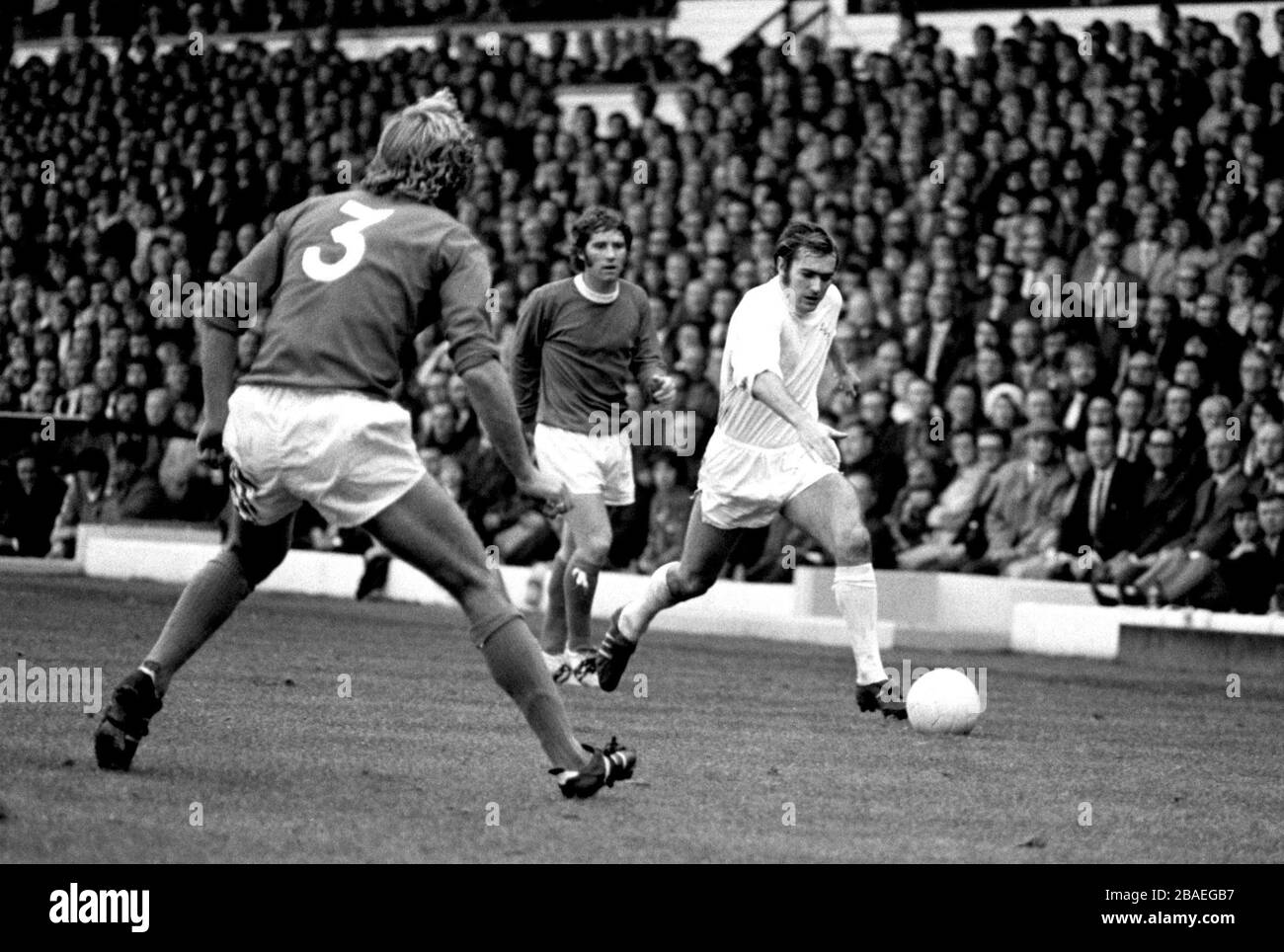 Everton's Keith Newton (l) waits to challenge Leeds United's Terry Cooper (r), watched by teammate Alan Ball (c) Stock Photo