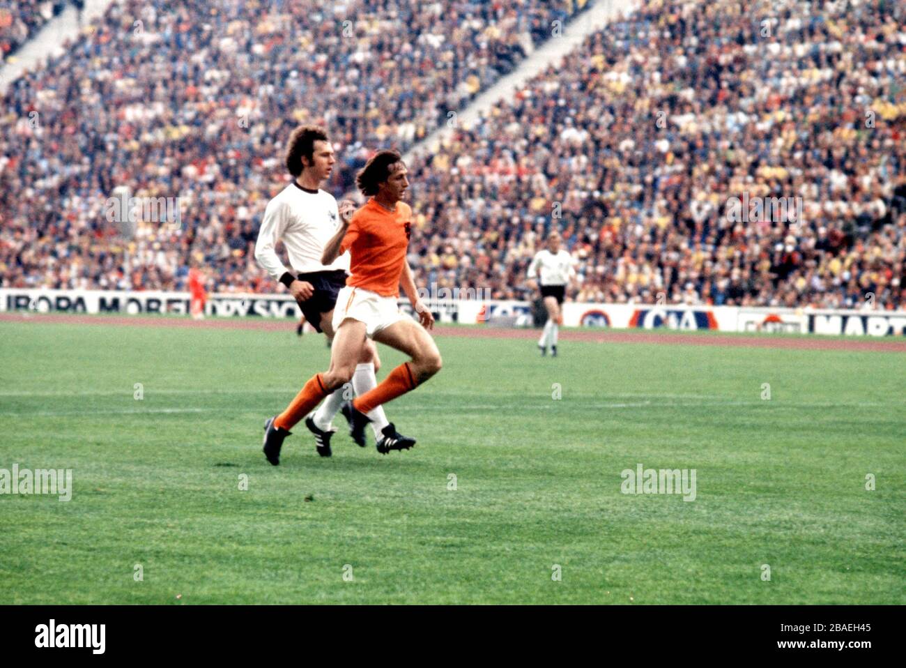 Holland S Johan Cruyff L And West Germany S Franz Beckenbauer R At The Coin Toss Presided Over By Referee Jack Taylor C Stock Photo Alamy