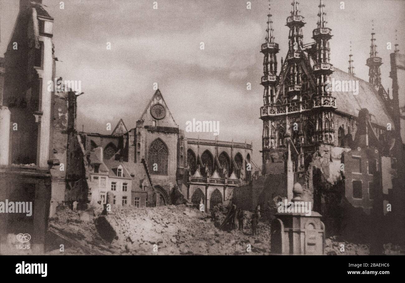 The First World War period. Leuven ( Louvain, Flemish Brabant). Town hall and St. Jacob's church after the shelling by the German army Stock Photo