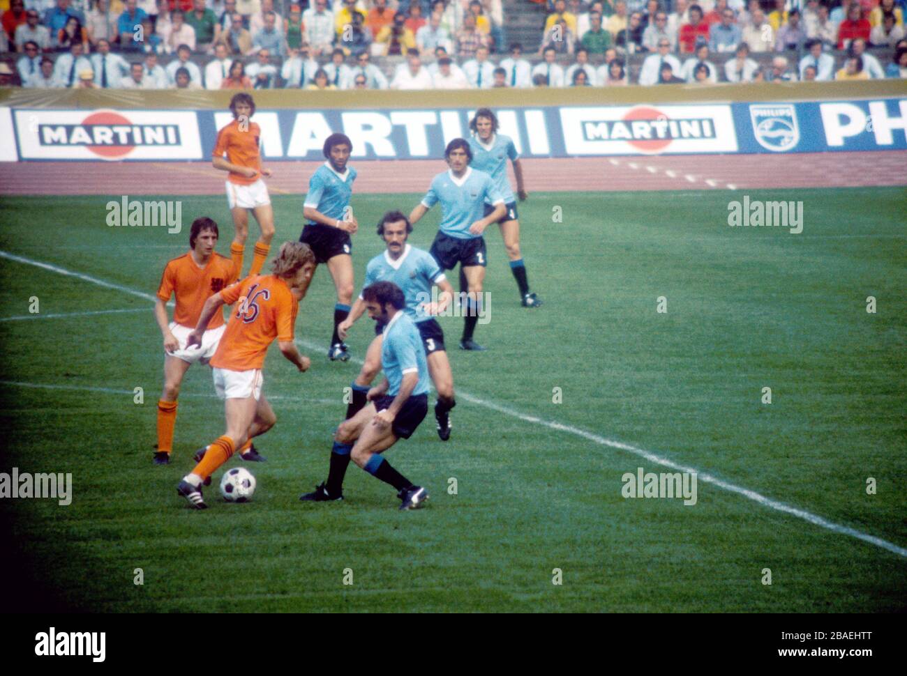 Holland's Johnny Rep (16) takes on Uruguay's Ricardo Pavoni (c), watched by teammates Johan Cruyff (l) and Rob Rensenbrink (top l), and Uruguay's Pablo Forlan (4), Julio Montero Castillo (5), Baudilio Jauregui (2) and Juan Masnik (3) Stock Photo