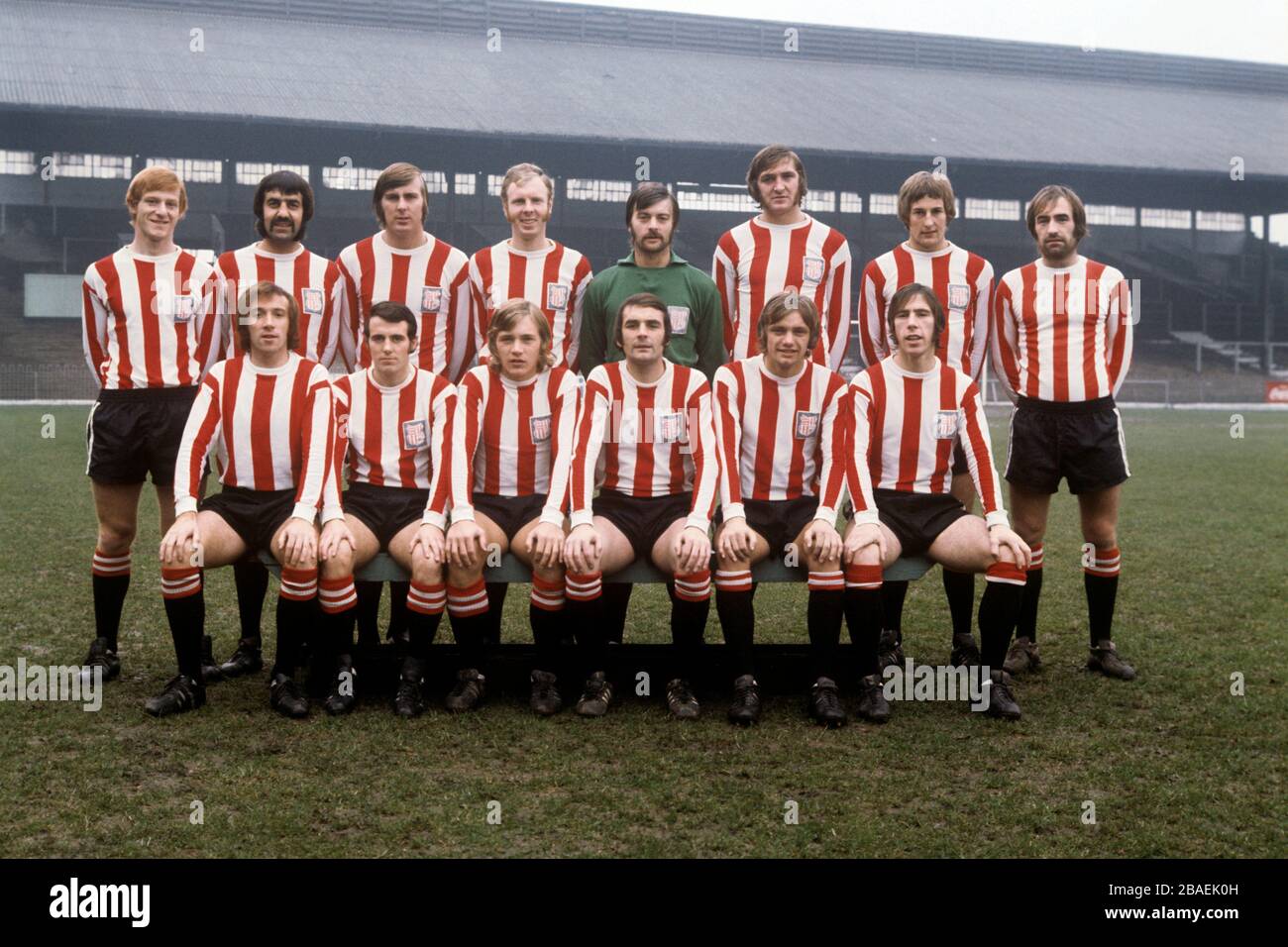 Brentford Team group for the 1971-72 season in League Division Four. (top l-r) Paul Bence, Peter Gelson, Brian Turner, Alan Nelmes, Gordon Phillips, John O'Mara, Mike Allen and Alan Hawley. (front l-r) Gordon Neilson, John Docherty, Steve Tom, Bobby Ross, Terry Scales and Jackie Graham. Stock Photo