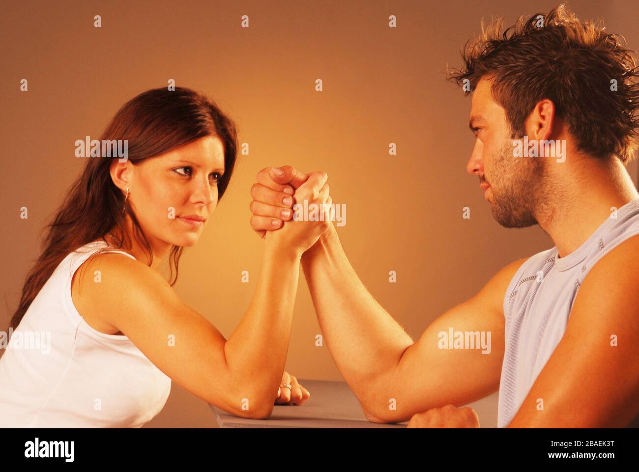 Парень против подруг. Борьба между мужчиной и женщиной. Армрестлинг мужчина и женщина. Борьба на руках женщины. Армрестлинг девушки против парней.