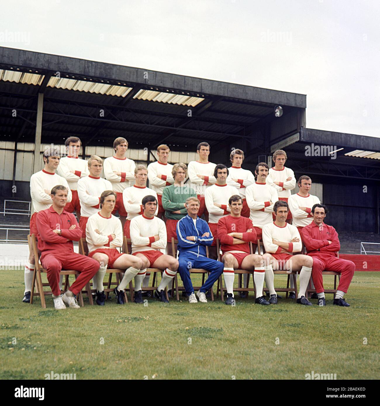 Walsall squad for the 1971-72 season. (back row l-r) Nick Atthey, Bobby Gough, Colin Taylor, Colin Harrison, Geoff Morris and Ray Train. (middle row l-r) John Manning, Stan Bennett, Frank Gregg, Blackmore, Mick Evans, John Woodward and Willie Penman. (font row l-r) John Harris (Assistant Trainer), Brian Taylor, John Smith (captain), Bill Moore (manager), Wesson, Stan Jones and McEwan (trainer). Stock Photo