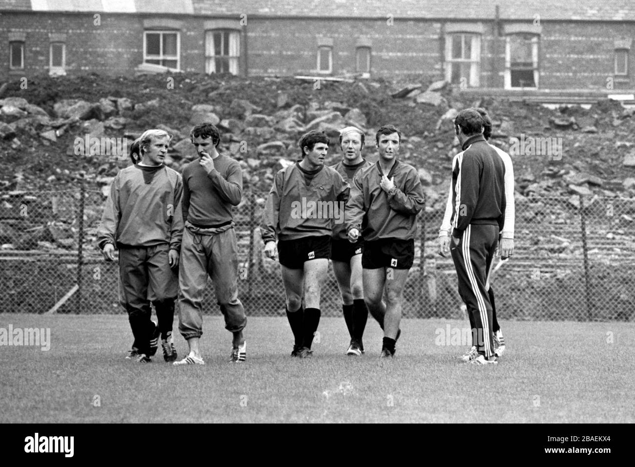 (L-R) Manchester City's Francis Lee, Mike Summerbee, Freddie Hill, George Heslop, Glyn Pardoe, coach Malcolm Allison and Tommy Booth (hidden) warm up with a stroll around Maine Road Stock Photo