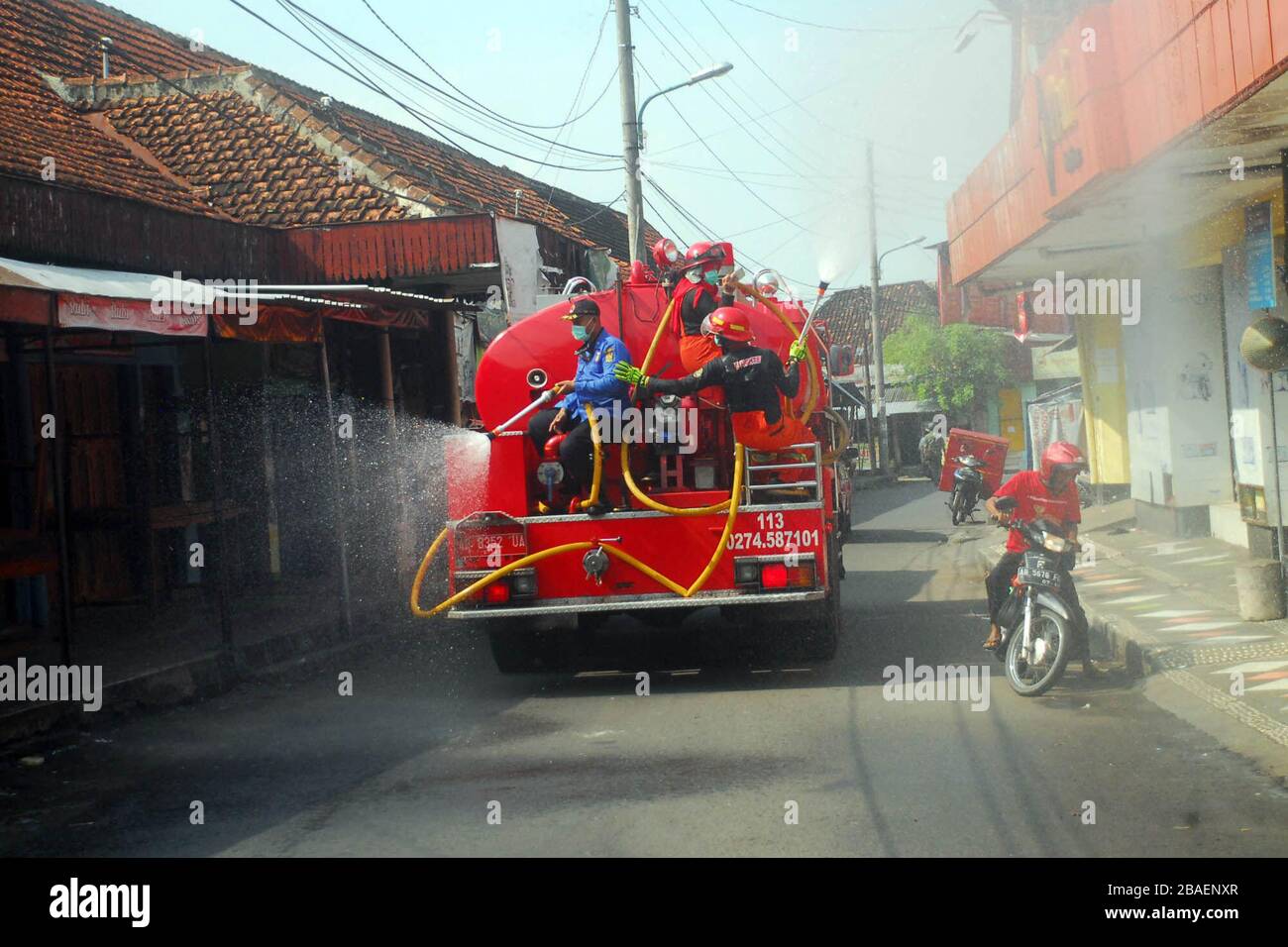 Yogyakarta, Indonesia. 27th Mar, 2020. Firefighters spray disinfectant in Yogyakarta, Indonesia, March 27, 2020. The Indonesian government said the death toll of COVID-19 in the country climbed to 87 on Friday, the highest in Southeast Asia. Meanwhile, the number of confirmed cases jumped to 1,046 from 893 in 24 hours. Credit: Juli Nugroho/Xinhua/Alamy Live News Stock Photo
