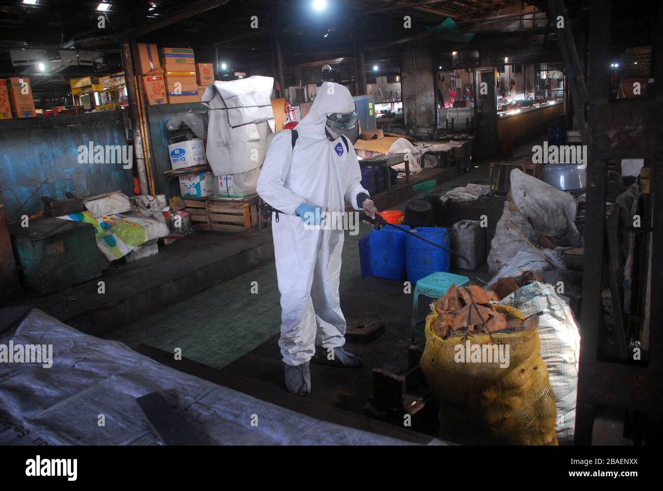 Yogyakarta, Indonesia. 27th Mar, 2020. A worker conducts disinfection at a market in Yogyakarta, Indonesia, March 27, 2020. The Indonesian government said the death toll of COVID-19 in the country climbed to 87 on Friday, the highest in Southeast Asia. Meanwhile, the number of confirmed cases jumped to 1,046 from 893 in 24 hours. Credit: Juli Nugroho/Xinhua/Alamy Live News Stock Photo
