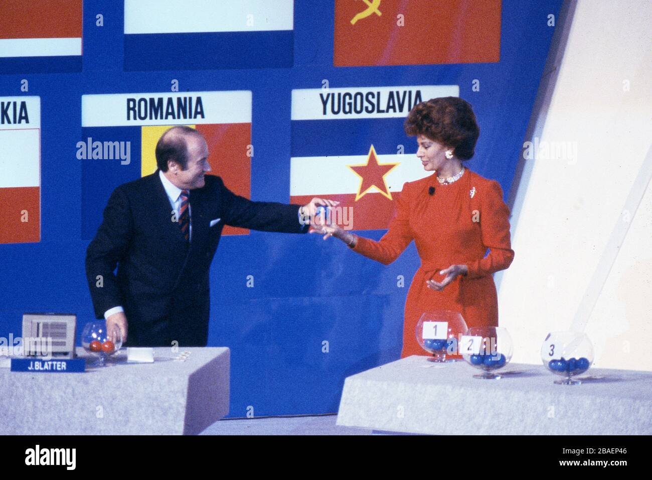 actress-sophia-loren-lucky-fairy-for-the-draw-for-the-group-opponents-of-the-preliminary-round-pulls-the-balls-with-the-teams-in-conversation-with-fis-secretary-general-sepp-blatter-joseph-s-blatter-at-the-group-draw-for-the-1990-world-cup-in-italy-09121989-sven-simon-photo-agency-gmbh-co-press-photo-kg-prinzess-luise-str-41-45479-m-uelheimr-uhr-tel-02089413250-fax-02089413260-gls-bank-blz-430-609-67-kto-4030-025-100-iban-de75-4306-0967-4030-0251-00-bic-genodem1gls-wwwsvensimonnet-usage-worldwide-2BAEP46.jpg