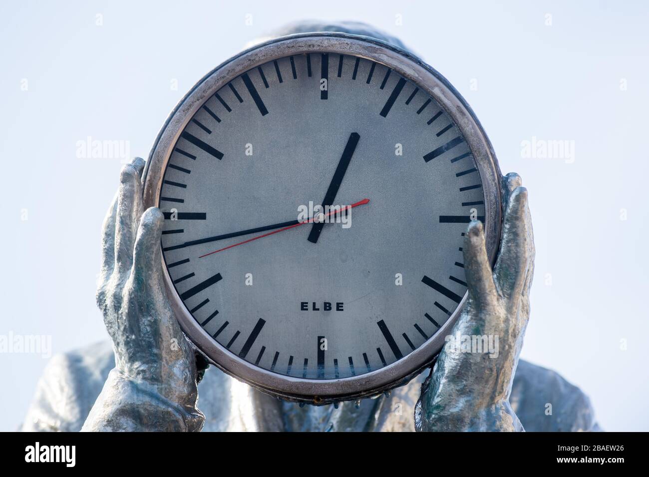 Украина перевела часы на летнее время. Часы страны. Летнее время 2022. Летнее время фото. Летнее время в Европе.