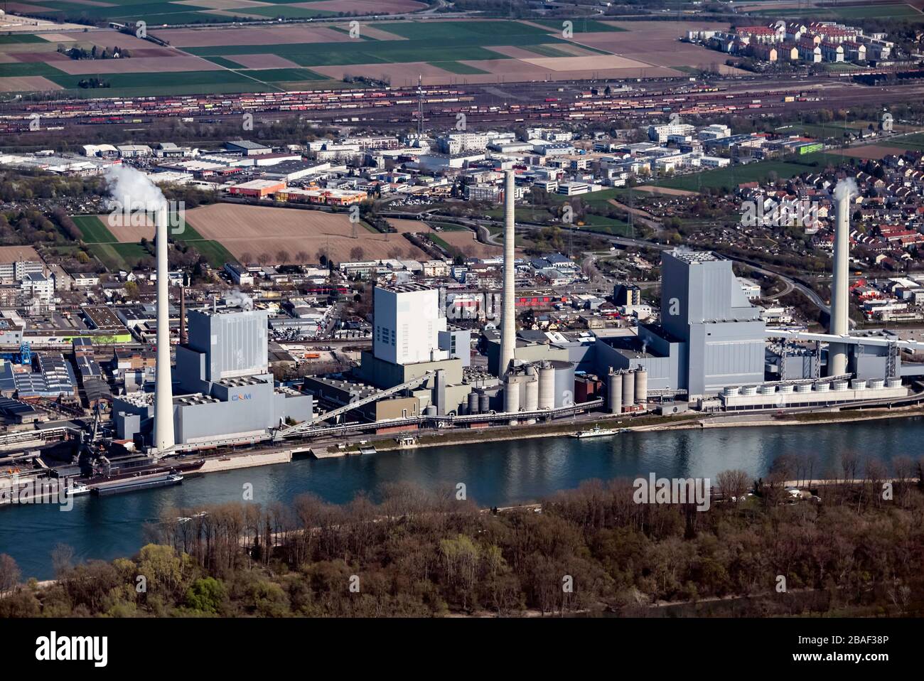 26 March 2020, Baden-Wuerttemberg, Mannheim: Aerial view, taken from an airplane, of the Grosskraftwerk Mannheim (GKM). Photo: Uli Deck/dpa Stock Photo