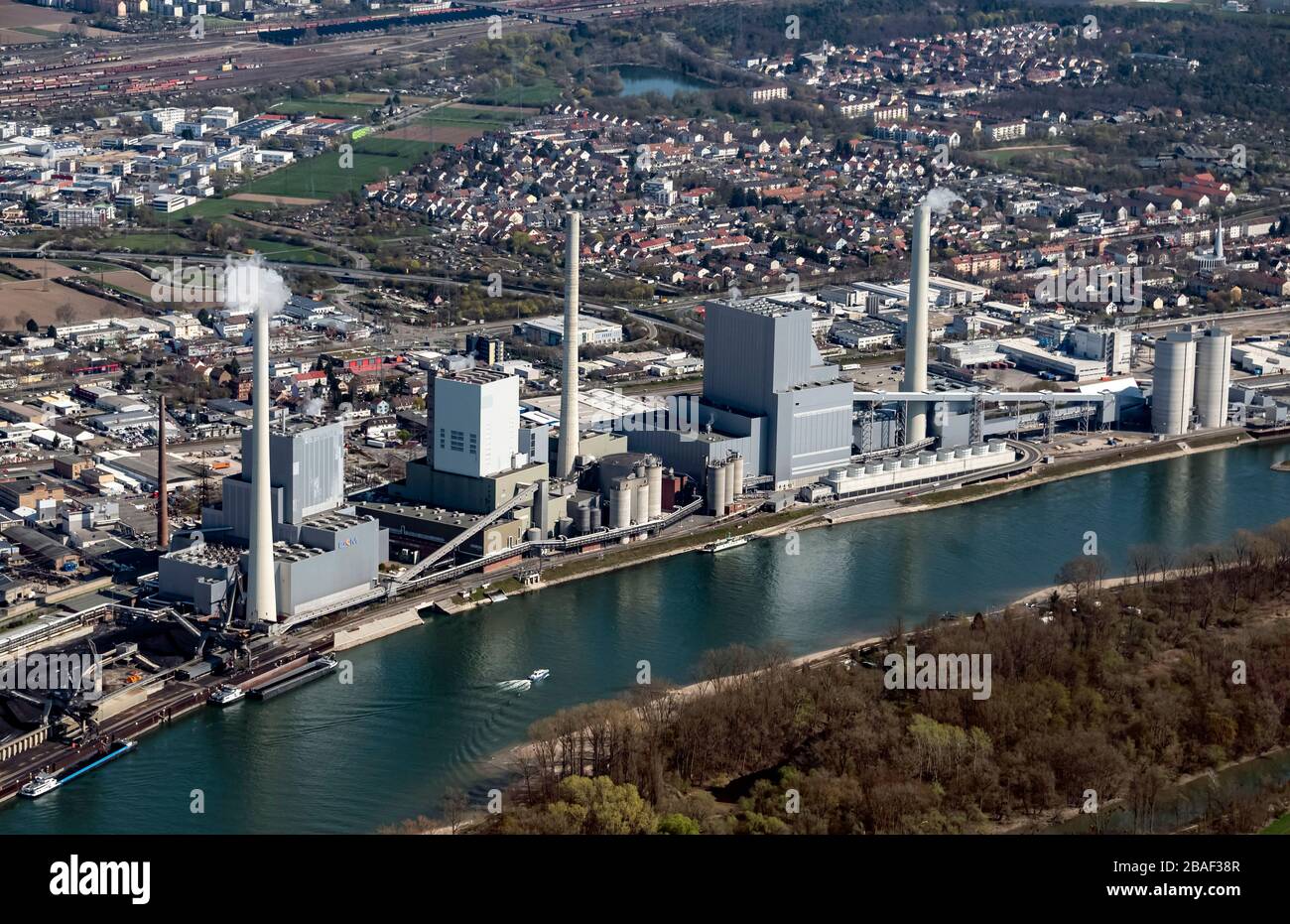 26 March 2020, Baden-Wuerttemberg, Mannheim: Aerial view, taken from an airplane, of the Grosskraftwerk Mannheim (GKM). Photo: Uli Deck/dpa Stock Photo