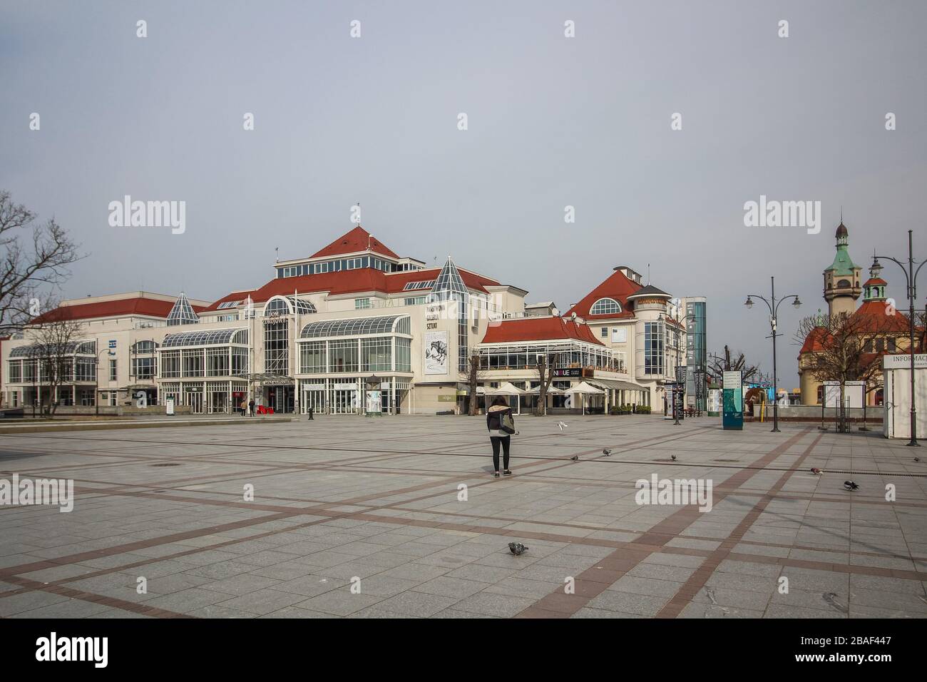 Sopot, Poland. 27th Mar, 2020. Sopot, Poland., . Completely empty Plac Zdrojowy, normally full of people, in front of Grand Hotel is seen in Sopot, Poland on 27 March 2020 Polish government due the Covid-19 danger, forced ban on gatherings of more than 2 people and a ban on leaving home without apparent reason, as for instance going to job, to the pharmacy or for a dog walking. Credit: Vadim Pacajev/Alamy Live News Stock Photo